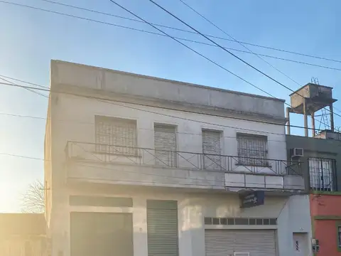 Casa a refaccionar 6 ambientes y dos locales