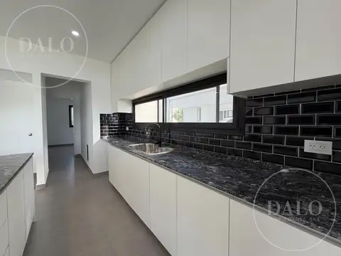 Casa en Venta con 3 cocheras