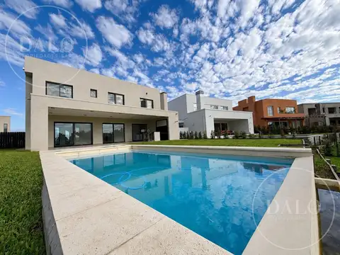 Casa en venta a estrenar 5 ambientes,pileta ,vista al lago