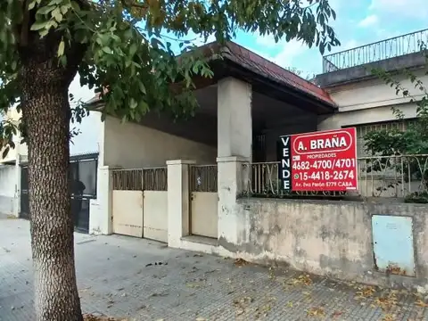 Casa en VENTA en VILLA LUGANO 3 ambientes amplios Cochera Jardin Fondo Quincho y/o Galpon Terra...