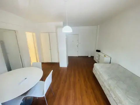 Avellaneda 100, Piso 1