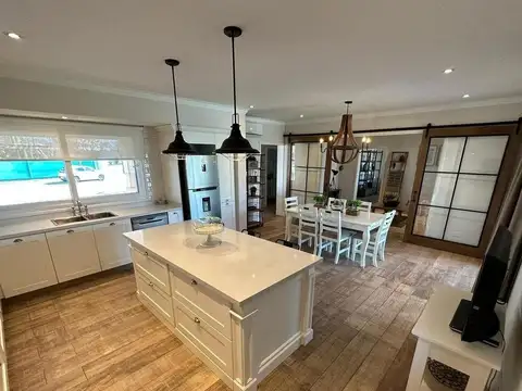 Casa 5 ambientes con 4 baños