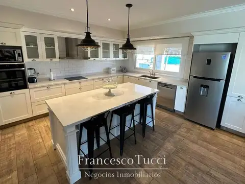 Casa en Venta con 2 cocheras