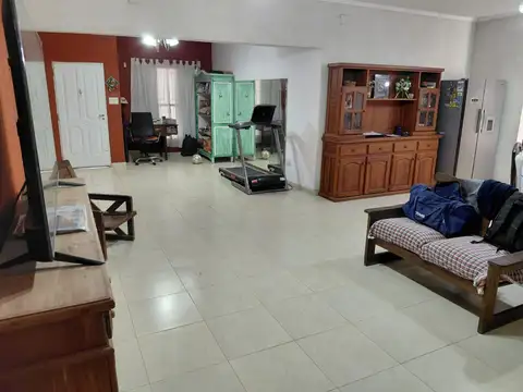 Casa en Alquiler con 3 cocheras