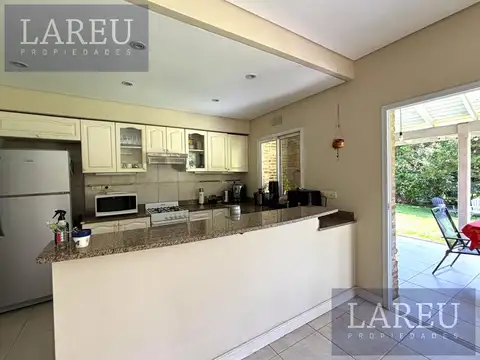 Casa en Alquiler con 4 cocheras