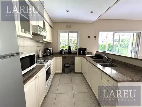 Casa 5 ambientes con 3 baños