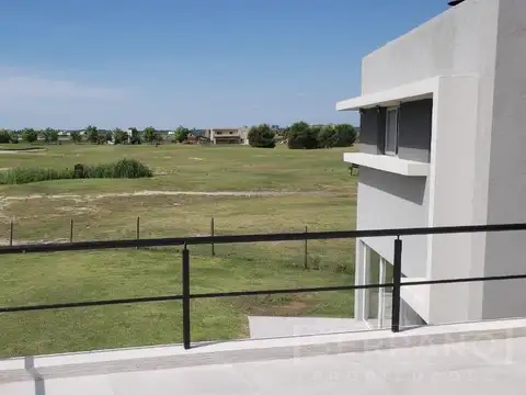JHO. Venta casa en Cantón Golf- con Pileta con vista al Golf.