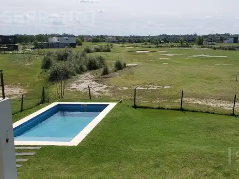Venta casa 5 ambientes con pileta Canton Golf con vista al mismo.