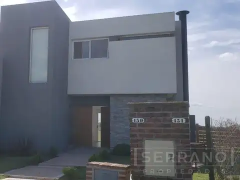 Venta casa 5 ambientes con pileta Canton Golf con vista al mismo.