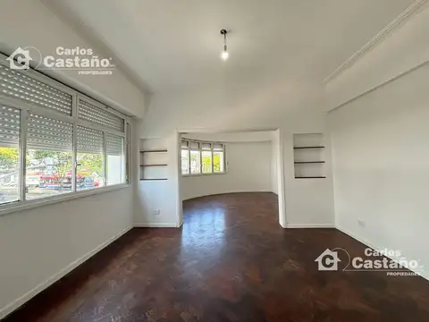 Amplio Depto. 3 Amb. con Dep. de Servicio en 1º Piso por Escalera