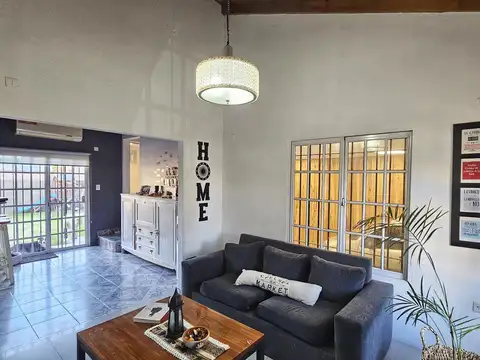 Casa 5 ambientes con 2 baños