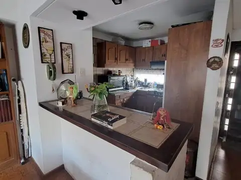 CASA 5 AMBIENTES C /2 COCHERAS  *SE ESCUCHA OFERTA*