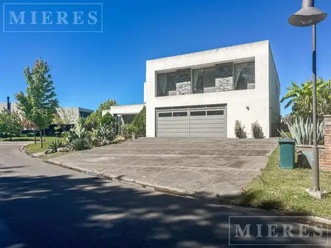 Casa en Venta en Albanueva, USD 870.000