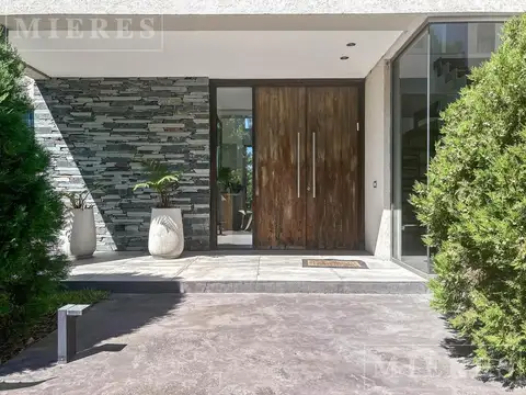 Casa 7 ambientes con 5 baños