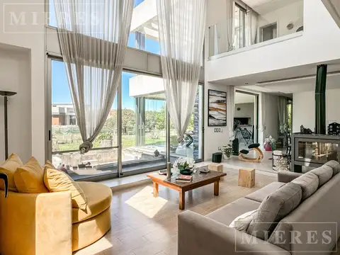 Casa en Venta con 2 cocheras