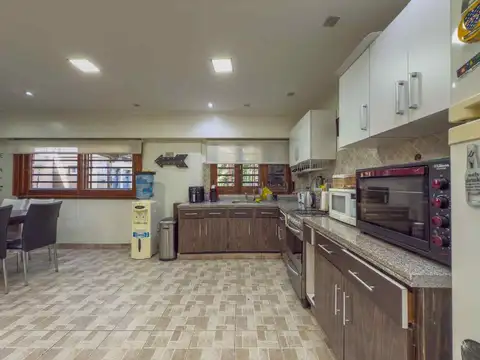 CASA EN VENTA BERAZATEGUI 4 DORMITORIOS PARQUE