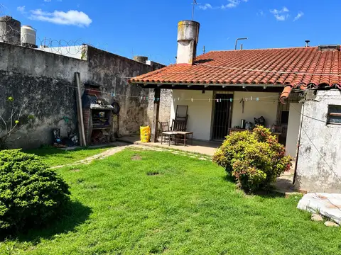 Venta casa 4 ambientes 84 m2 con quincho y jardín en Bernal