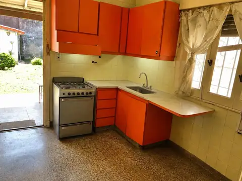 Casa 4 ambientes con 1 baño