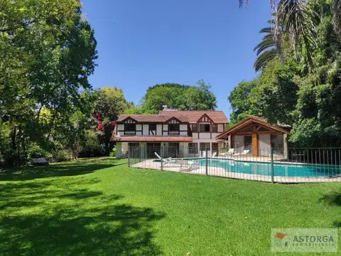 Excelente casa de categoría con lindísimo jardín sobre dos lotes de terreno en venta en San Carlos C