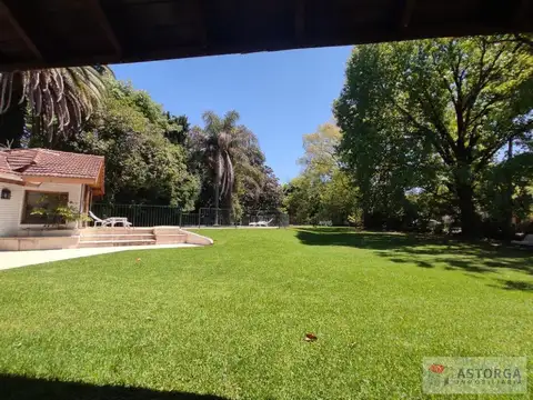 Excelente casa de categoría con lindísimo jardín sobre dos lotes de terreno en venta en San Carlos C