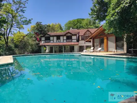 Casa en Venta con 3 cocheras
