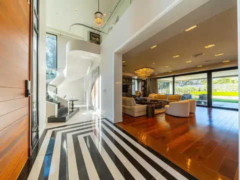 Casa en Venta con 2 cocheras