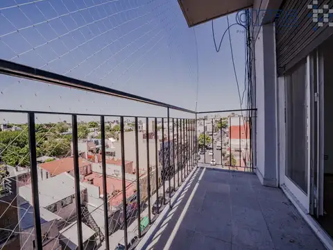 Departamento de 3 ambientes muy luminoso con balcón al frente.