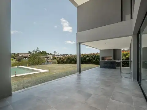 Casa en Venta con 3 cocheras