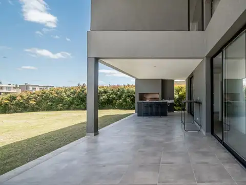 Casa 7 ambientes con 4 baños