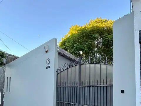 Excelente Casa 2 Ambientes - Reciclada a Nueva - Con Patio, Parrilla y Garage – Excelente Ubicación