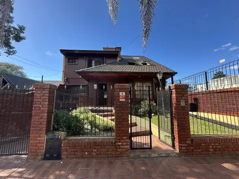 Casa 10 ambientes con 3 baños