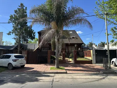 Gran casa en Venta de 10 ambien. Gran parque con pileta, cochera, quincho y parrilla. Centro Campana