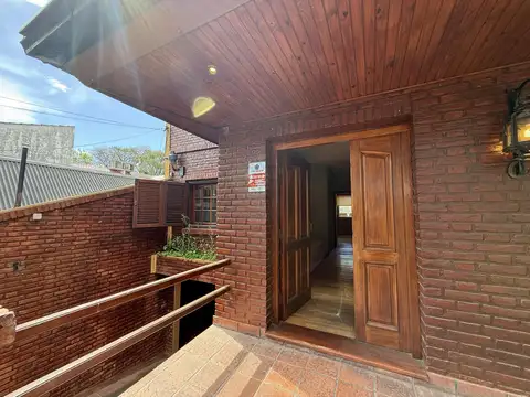 Gran casa en Venta de 10 ambien. Gran parque con pileta, cochera, quincho y parrilla. Centro Campana