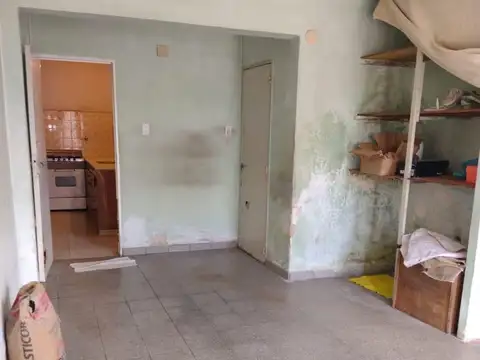 Venta Casa 2 Dormitorios con Cochera y Jardin Zelaya 3500