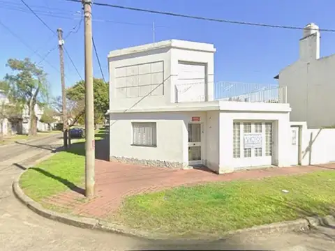 Venta Casa 2 Dormitorios con Cochera y Jardin Zelaya 3500