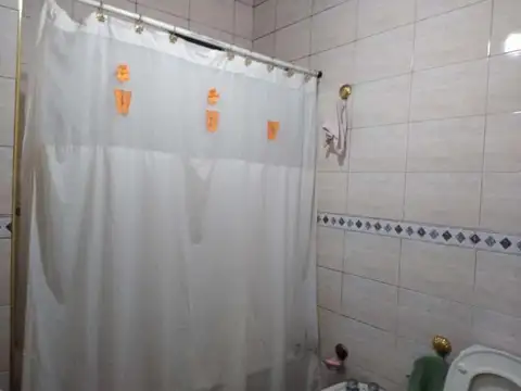 Casa 5 ambientes con 1 baño