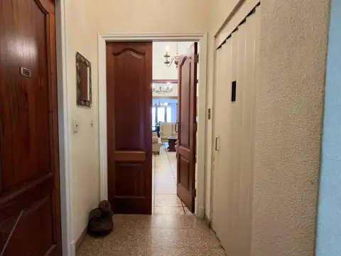 Piso de 4 ambientes con patio propio y balcón, Zona Torreón - Av. Colón 1500