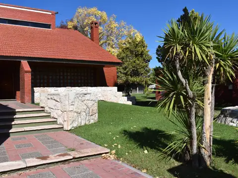 Casa en Venta con 3 cocheras