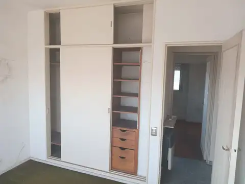 Buen semipiso al frente en un sólido edificio de 3 amb con dependencia y baño de servicio y balcón