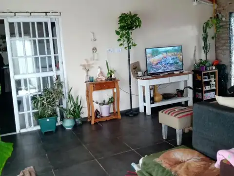 Casa 2 ambientes con 1 baño