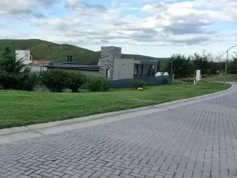 Lote en el B° Cerrado Colinas de la Deseada. Oportunidad