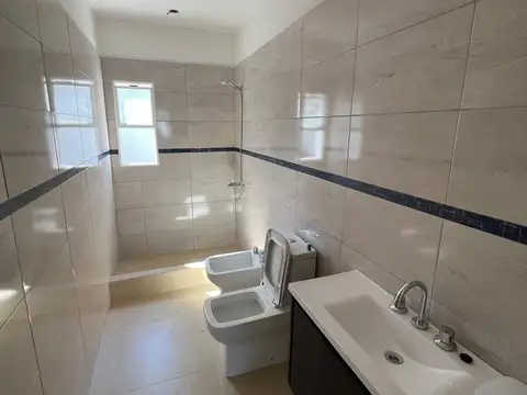 Casa 5 ambientes con 2 baños