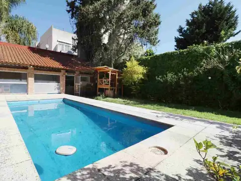 VENTA CASA 6 AMBIENTES, COCHERA, PILETA Y QUINCHO