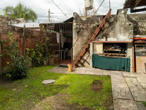 VENTA CASA EN ESQUINA – 2 DORMITORIOS – COCHERA, GALPÓN Y PATIO – APTA CRÉDITO