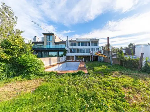 Casa en Venta con 4 cocheras