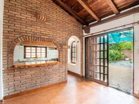 Casa 4 ambientes con 2 baños