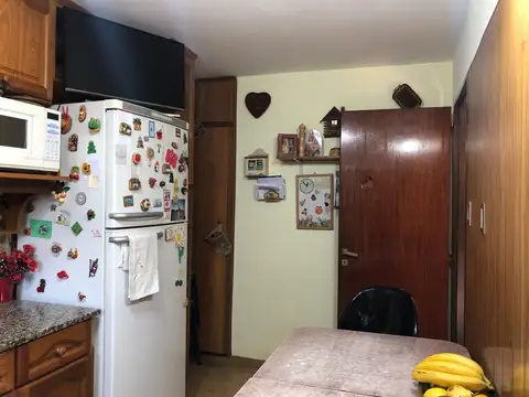 CASA PH 3 amb, 2 coch mas depto 1 amb al frente Caseros C