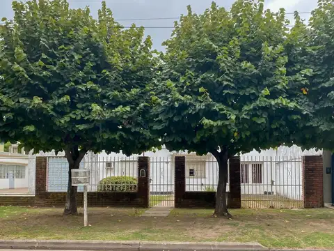 VENTA CASA, DOS DORMITORIOS, AMPLIO PATIO