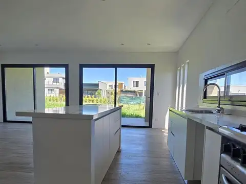 Casa 4 ambientes con 2 baños