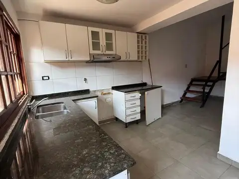 Casa de pasillo en venta a Metros de wilde y cordoba